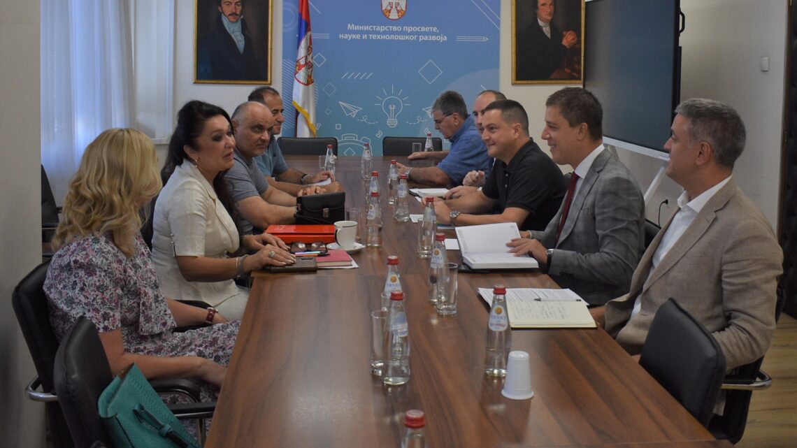 Повећање плата за запослене у просвети у јануару наредне године Повећање плата за запослене у просвети у јануару наредне године