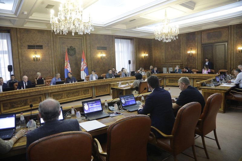 Продужено ограничење цена нафтних деривата и основних намирница Продужено ограничење цена нафтних деривата и основних намирница