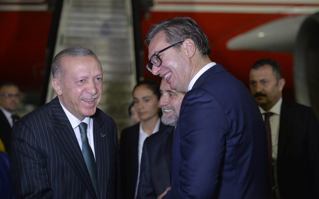 Predsednik Turske stigao u Beograd, Vučić ga dočekao na aerodromu