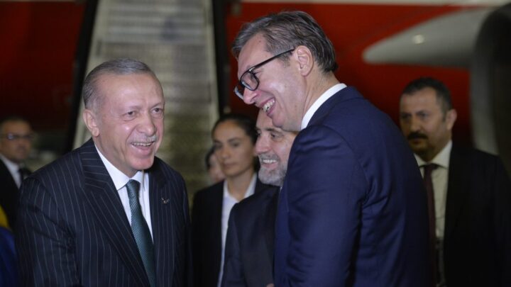 Predsednik Turske stigao u Beograd, Vučić ga dočekao na aerodromu