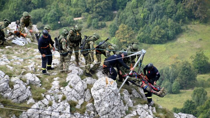 Заједничка обука ватрогасаца и припадника Војске Србије