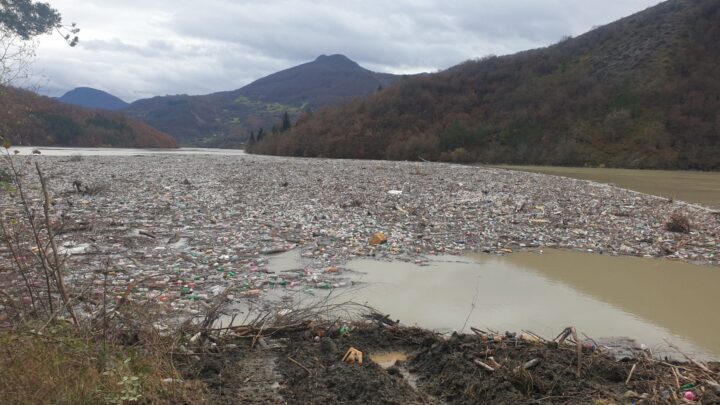 Kоординисана акција уклањања плутајућег отпада из реке Лим