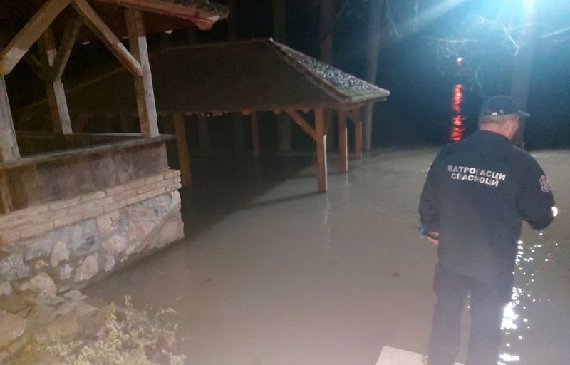 Drina poplavila vikend naselja u Ljuboviji i Loznici
