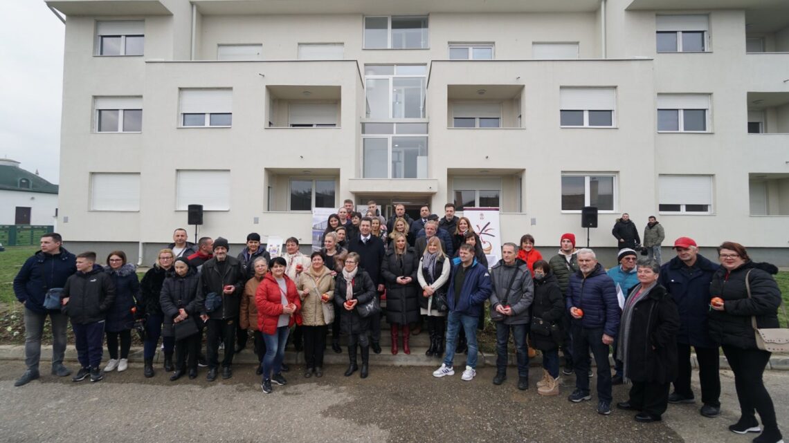 Уручени кључеви 25 станова избегличким породицама из БиХ и Хрватске у Шапцу