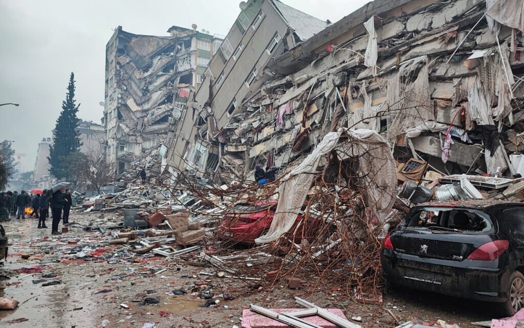 Dva jaka zemljotresa u Turskoj, više od 2.500 mrtvih