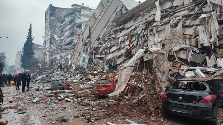 Dva jaka zemljotresa u Turskoj, više od 2.500 mrtvih