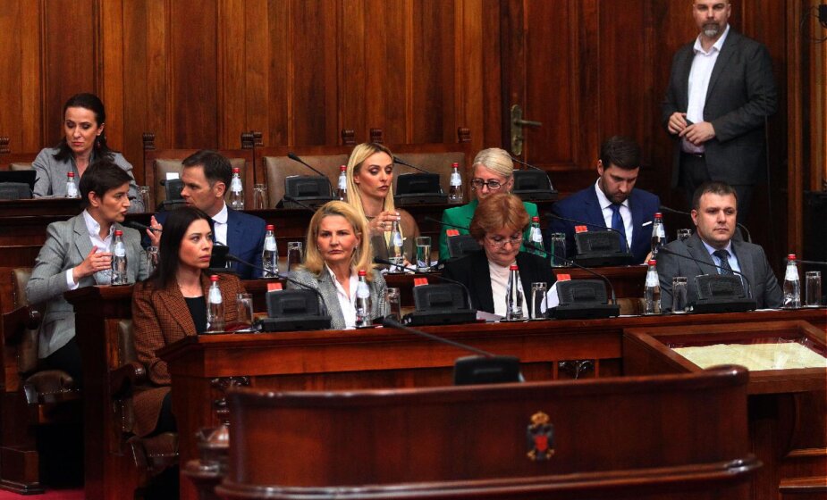 Ministarke u Skupštini Srbije o porodilištima, kadrovskim rešenjima, pomoći majkama, udžbenicima