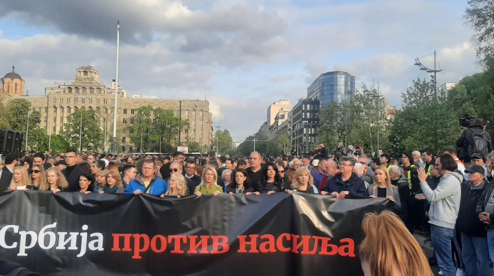 Završen protest „Srbija protiv nasilja“: U Beogradu više od 50.000 ljudi, opozicija dala rok do 12. maja Završen protest „Srbija protiv nasilja“: U Beogradu više od 50.000 ljudi, opozicija dala rok do 12. maja