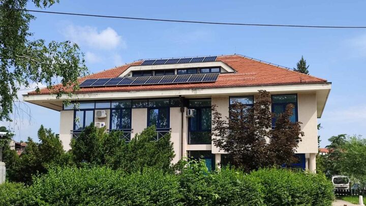 Постављање соларних панела на зграду РГЗ-а у Гроцкој као део одрживе енергетске стратегије
