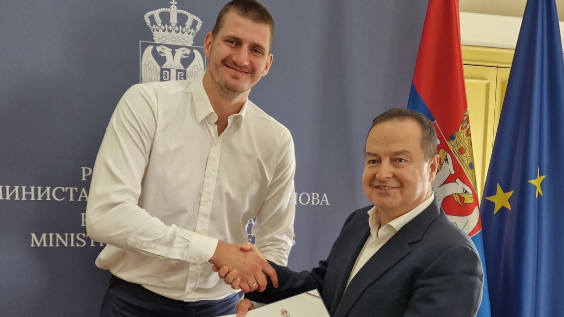 Дачић уручио Јокићу признање за промоцију угледа Србије у свету Дачић уручио Јокићу признање за промоцију угледа Србије у свету
