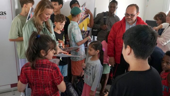 Деци у Центру за азил у Крњачи уручен школски прибор