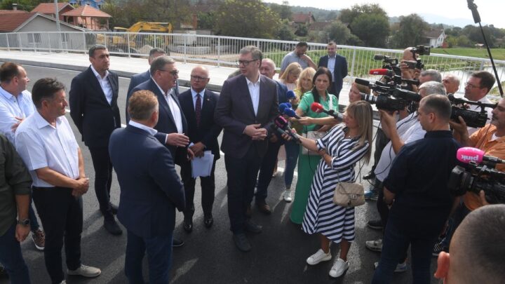 Председник Вучић обишао завршне радове на мосту преко Млаве