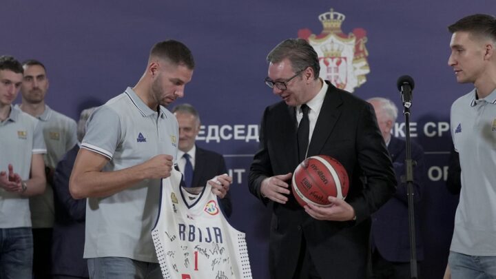 Predsednik Vučić primio mušku košarkašku reprezentaciju Srbije