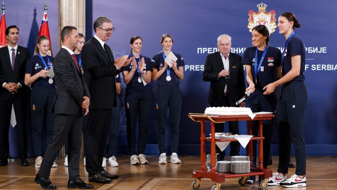 Председник Вучић примио женску одбојкашку репрезентацију Србије Председник Вучић примио женску одбојкашку репрезентацију Србије