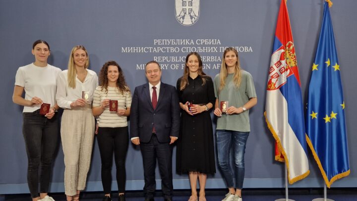 Министар Дачић уручио дипломатске пасоше кошаркашима и одбојкашицама