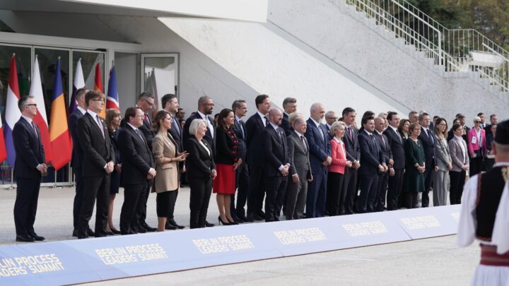 Брнабић није одбила да се фотографише са осталим лидерима у Тирани