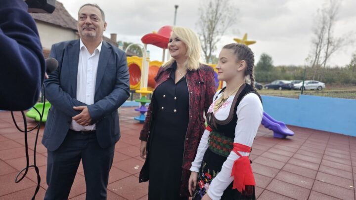 Кисић отворила дечје игралиште у селу Сараново у Рачи