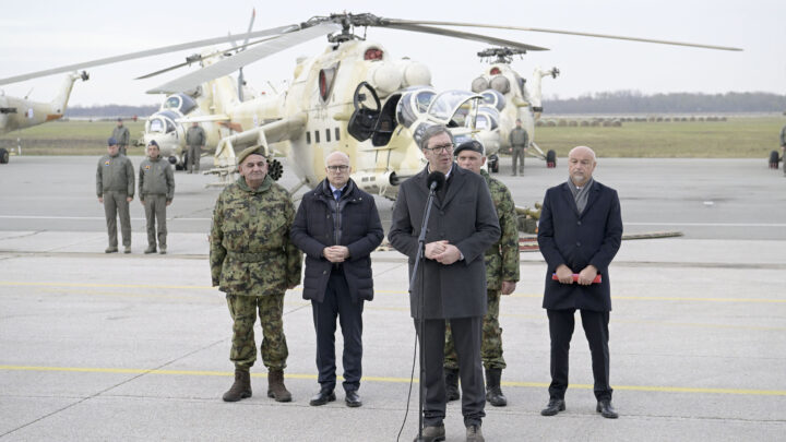 Председник Вучић обишао новонабављена средстава наоружања и војне опреме за Војску Србије