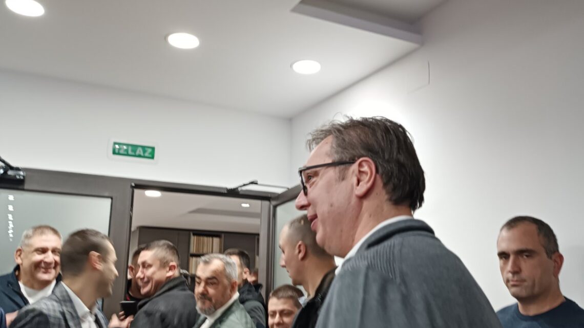 Vučić sa novinarima u sedištu SNS-a Vučić sa novinarima u sedištu SNS-a