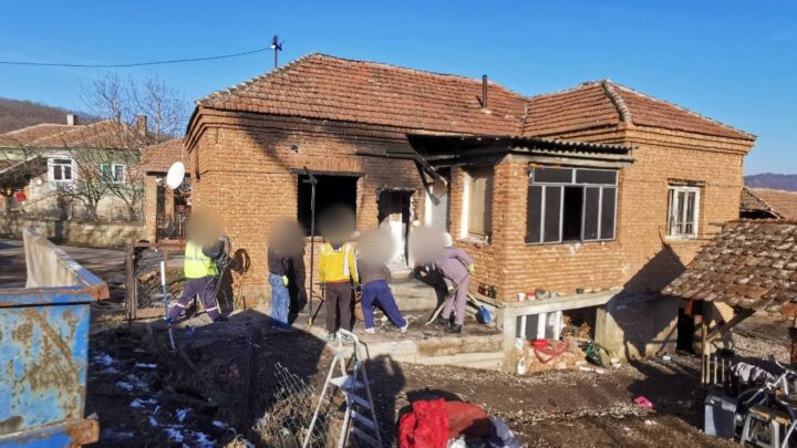 Помоћ запослених и осуђеника ОЗ Зајечар породици којој је изгорела кућа
