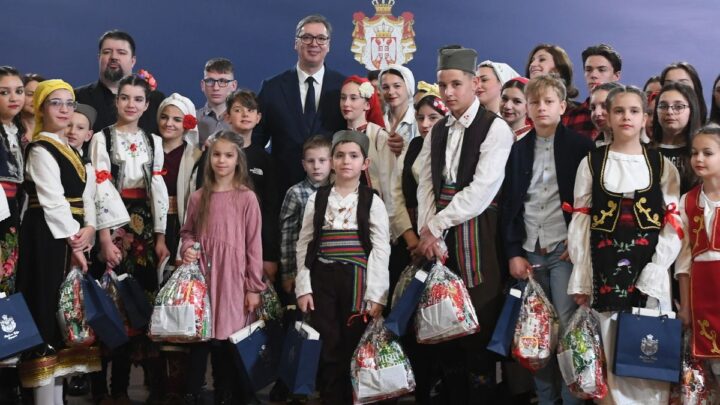 Председник Вучић са децом из Северне Македоније