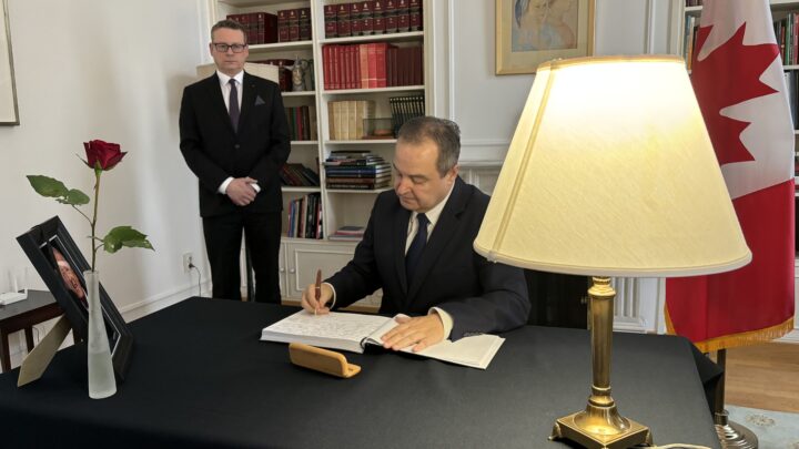 Министар Дачић се уписао у књигу жалости у амбасади Канаде