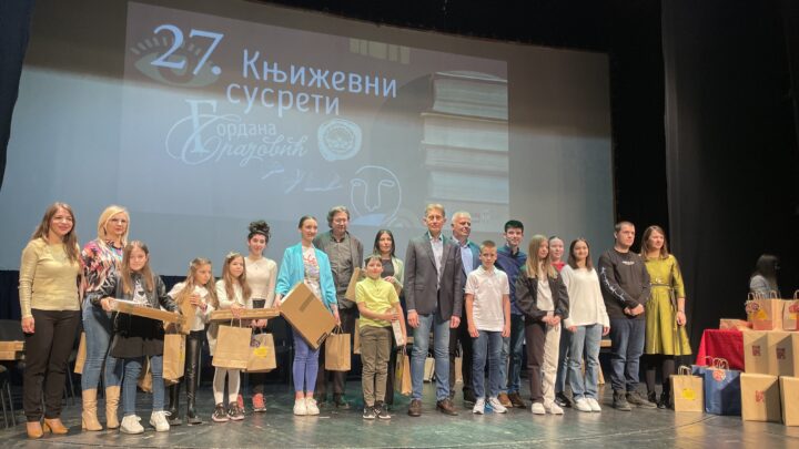 Министар Мартиновић лаптоп рачунарима наградио победнике 27. књижевног сусрета за децу и младе