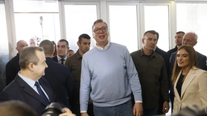 Vučić dao potpis podrške listi SNS: Beograd mora da bude na pravom putu