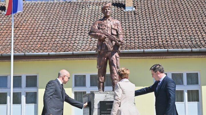 У Бачкој Тополи откривен споменик палим борцима у ратовима деведесетих