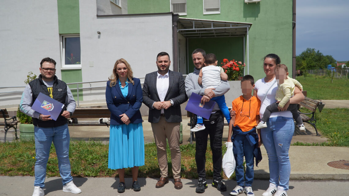 Уручени кључеви избегличким породицама у Темерину Уручени кључеви избегличким породицама у Темерину