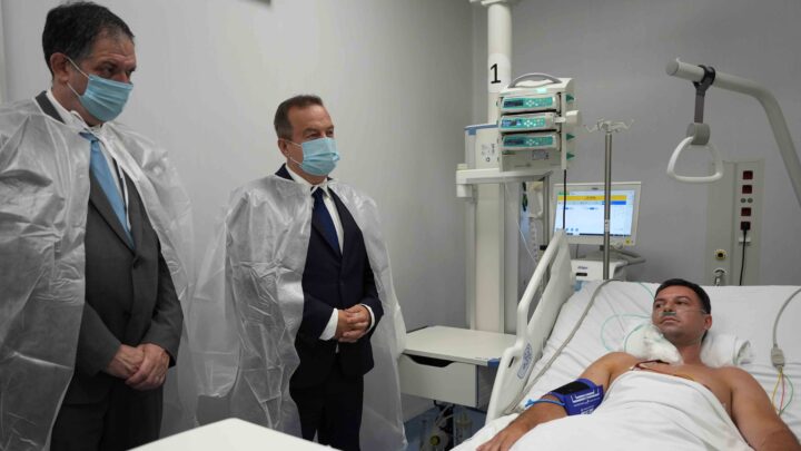 Министар Дачић и амбасадор Израела Јахел Вилан посетили у Ургентном центру повређеног припадника Жандармерије