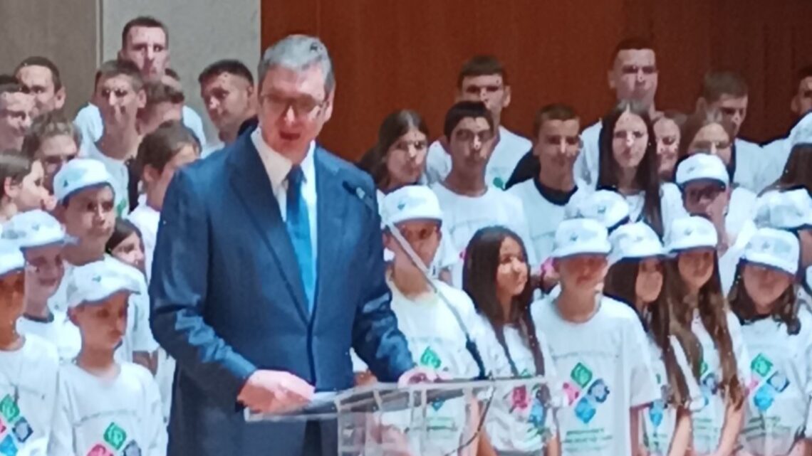 Predsednik Vučić primio decu srpske nacionalnosti iz regiona i sveta Predsednik Vučić primio decu srpske nacionalnosti iz regiona i sveta
