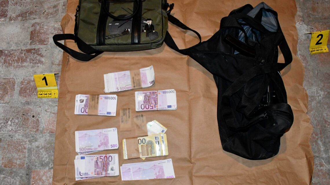 Ухапшене четири особе због крађе 475.000 евра из стана у Београду Ухапшене четири особе због крађе 475.000 евра из стана у Београду