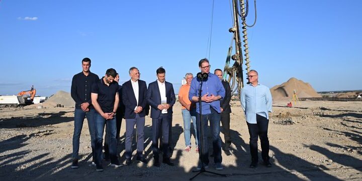 Председник Вучић обишао радове на изградњи Националног фудбалског стадиона