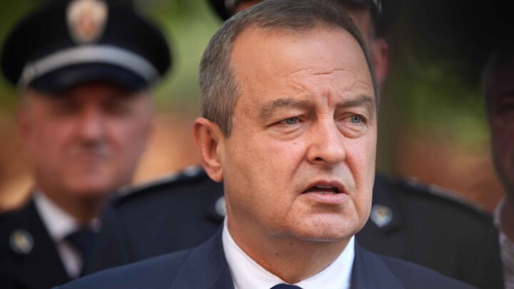 Дете пало са четвртог спрата зграде у Новом Пазару, тренутно је на путу у Београд ради даљег лечења