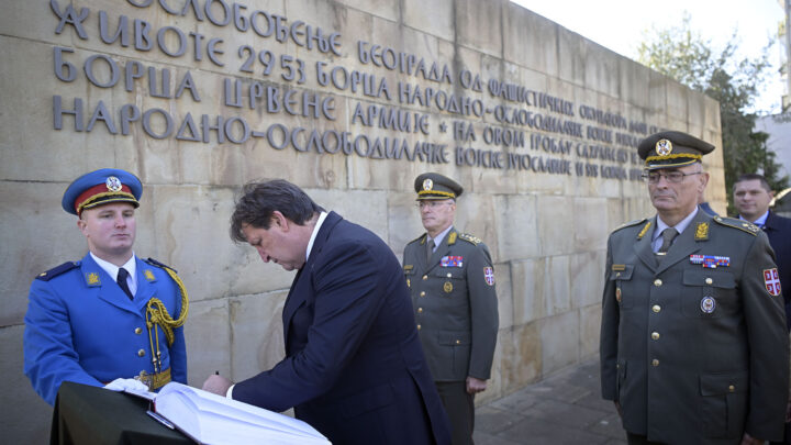 Ministar Gašić predvodio državnu ceremoniju polaganja venaca na Groblju oslobodilaca Beograda