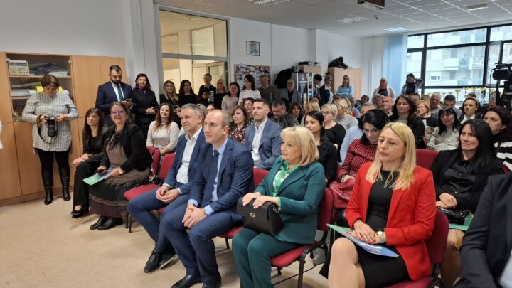 Уручени уговори о додели средстава за опремање ученичких задруга