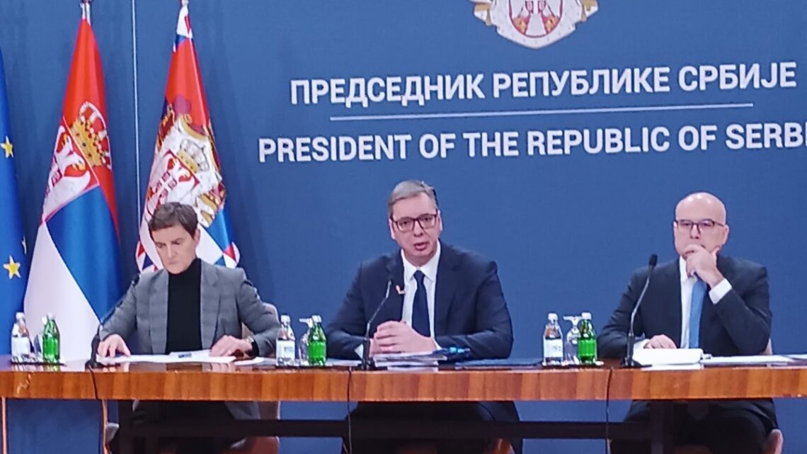 Aleksandar Vučić će u sredu potpisati pomilovanje za 13 studenata i profesora koji se trenutno krivično gone Aleksandar Vučić će u sredu potpisati pomilovanje za 13 studenata i profesora koji se trenutno krivično gone