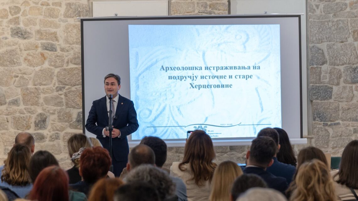 Министар Селаковић отворио годишњи скуп Српског археолошког друштва у Требињу Министар Селаковић отворио годишњи скуп Српског археолошког друштва у Требињу