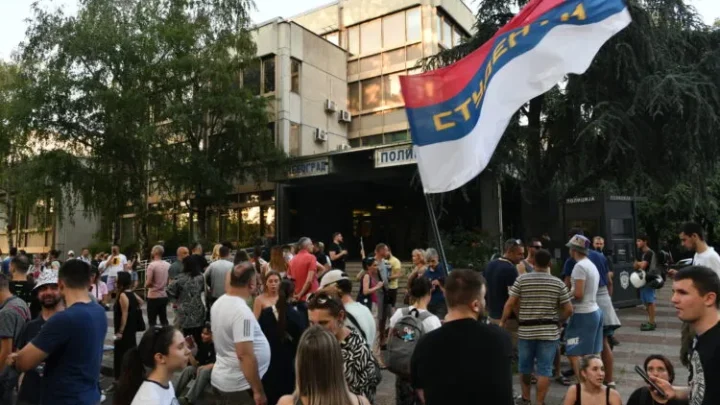 “Pustite ih sve”: Protest ispred PS Novi Beograd, studenti pozvali na skup podrške uhapšenim kolegama