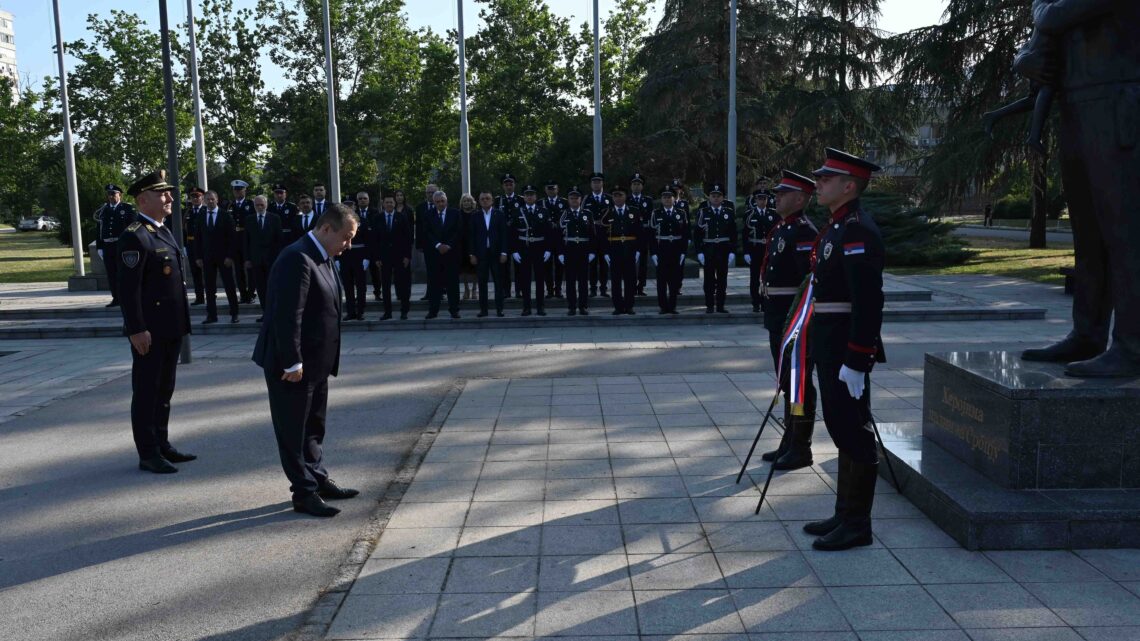 Дан полиције – Положени венци на спомен-обележја у знак сећања на погинуле полицајце Дан полиције – Положени венци на спомен-обележја у знак сећања на погинуле полицајце