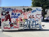 Otvorena instalacija if walls could tell umetnika Miše Kubala na Trgu „Nadežda Petrović” u Čačku