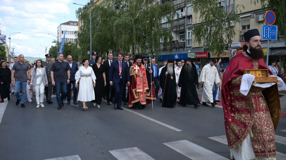 Ministar Gašić učestvovao u Vidovdanskoj litiji Ministar Gašić učestvovao u Vidovdanskoj litiji