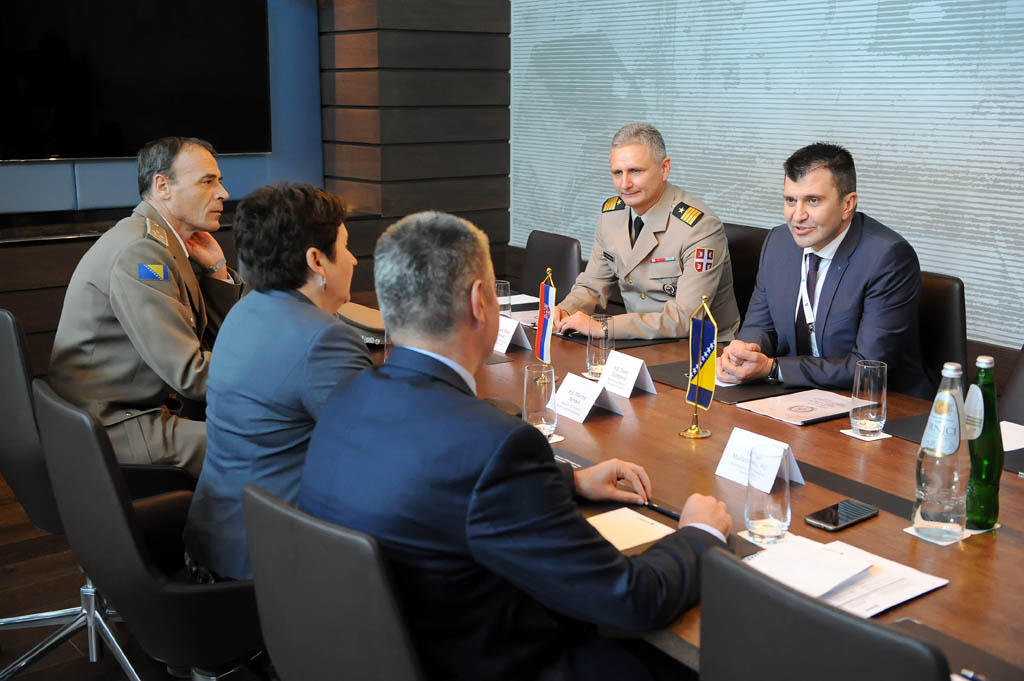 Ministar odbrane Srbije razgovarao je sa ministarkom odbrane BiH