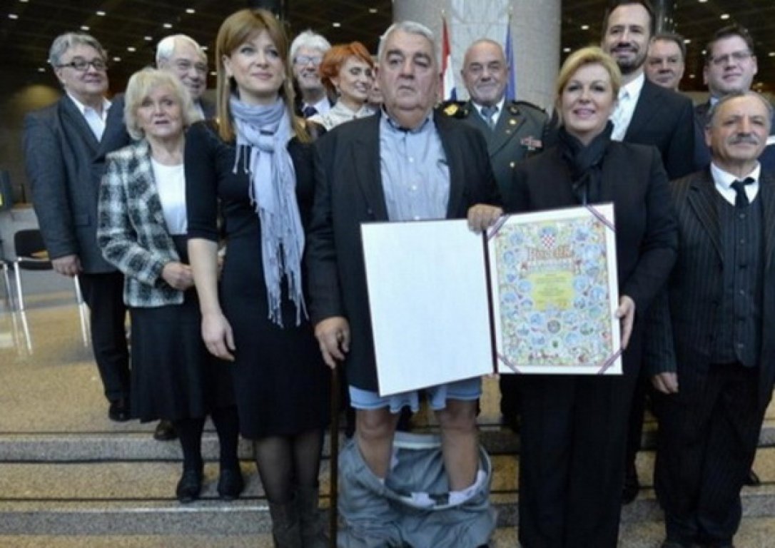 Zagreb: Čičku, dok je primao plaketu od Predsednice pale mu pantalone