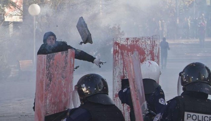 Haos u Prištini: Demonstranti bacaju farbu – policija suzavac